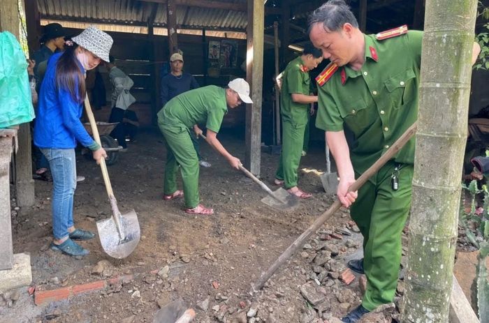 Công an xã Phước Hiệp tham gia hỗ trợ sửa chữa nhà cho người dân có hoàn cảnh khó khăn.
