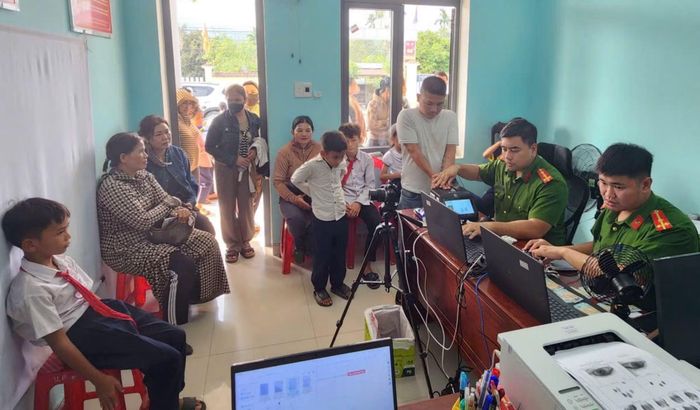 Công an xã Phước Hiệp thu nhận hồ sơ cấp căn cước cho công dân.