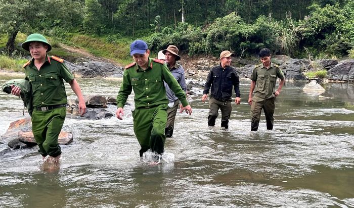 Tổ công tác Công an xã Phước Hiệp tuần tra truy quét nạn "vàng tặc".