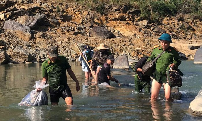 Việc truy quét nạn "vàng tặc" trên địa bàn xã Phước Hiệp gặp nhiều khó khăn do cách trở về địa hình, song lực lượng Công an xã vẫn nỗ lực tổ chức tuần tra, truy quét, làm sạch địa bàn.