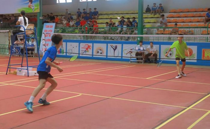 Các vận động viên thi đấu nội dung đơn nam môn cầu lông nhóm tuổi thiếu niên.