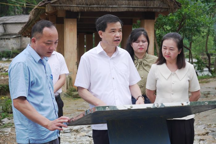Phó Bí thư Thường trực Tỉnh ủy, Trưởng đoàn ĐBQH tỉnh Bế Thanh Tịnh khảo sát tại làng đá Khuổi Ky.