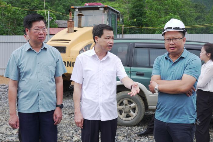 Phó Bí thư Thường trực Tỉnh ủy, Trưởng đoàn ĐBQH tỉnh Bế Thanh Tịnh kiểm tra tình hình thi công Trường Nội trú liên cấp Tiểu học và Trung học cơ sở Đàm Thủy.