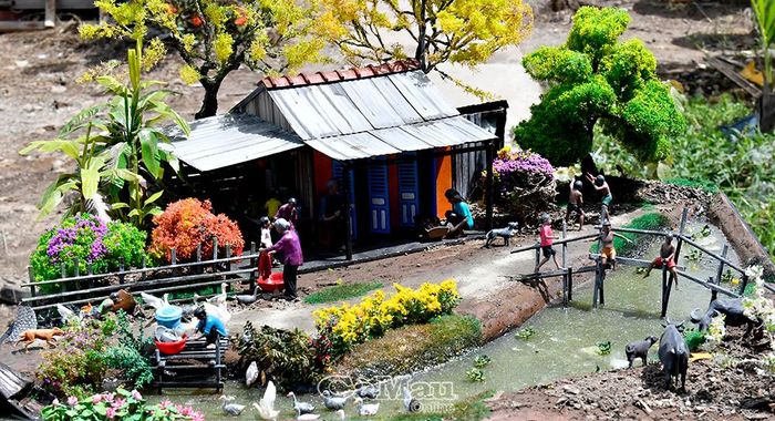 Bức tranh làng quê Việt xưa hiện lên trọn vẹn với bến sông ngập tràn bóng mát, đàn vịt tắm mát và lũ trẻ reo hò nhảy cầu tre tắm sông.