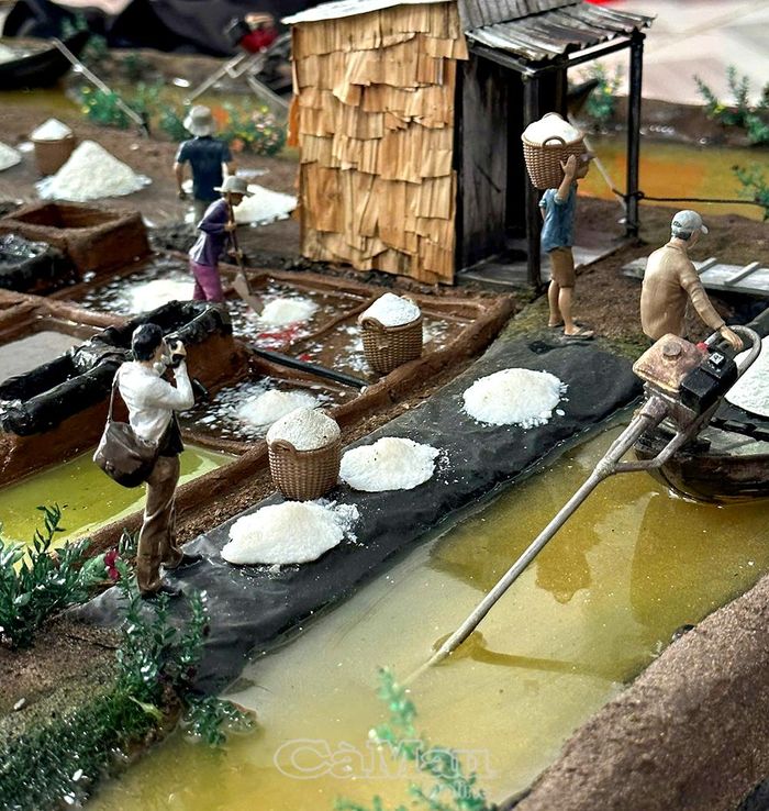  Kỷ niệm đáng nhớ của vợ chồng anh Trường là thực hiện mô hình ruộng muối thu nhỏ. Mô hình được đặt làm để trưng bày tại Festival nghề Muối Việt Nam - Bạc Liêu năm 2025.