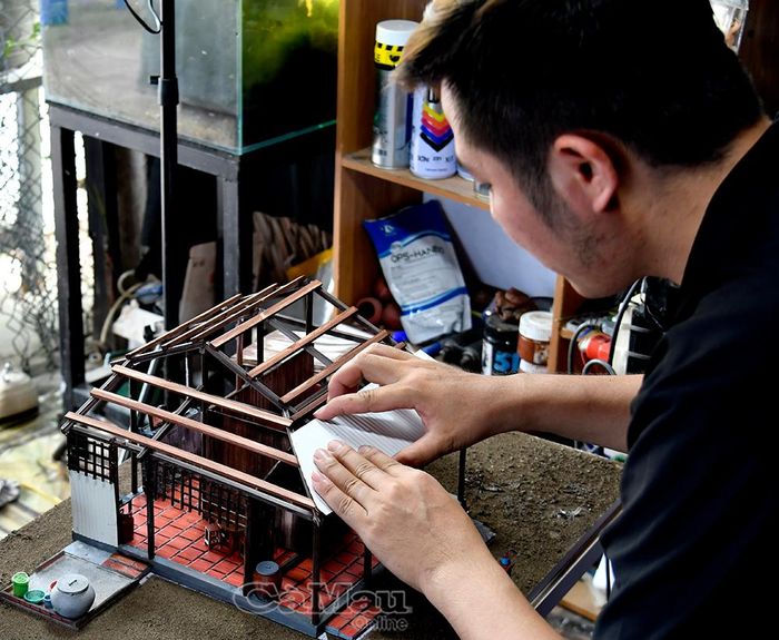  Anh Trường tỉ mẩn, nâng niu trong từng công đoạn dựng khung, lợp mái để tạo nên độ chân thực và vững chãi nhất cho nếp nhà xưa.