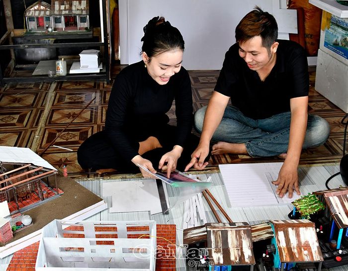  Những nét vẽ đầu tiên trên bản giấy và những tấm nhựa Fomex thô sơ – nơi bắt đầu cho hành trình hồi sinh ký ức.