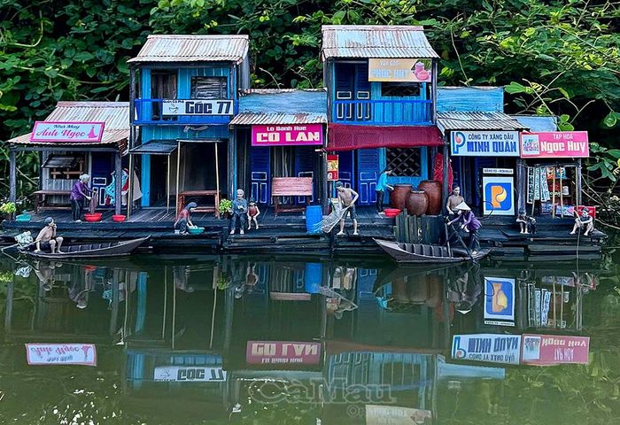 Khung cảnh thanh bình của dãy nhà ven sông, một nét văn hoá sông nước miền Tây được tái hiện sống động.
