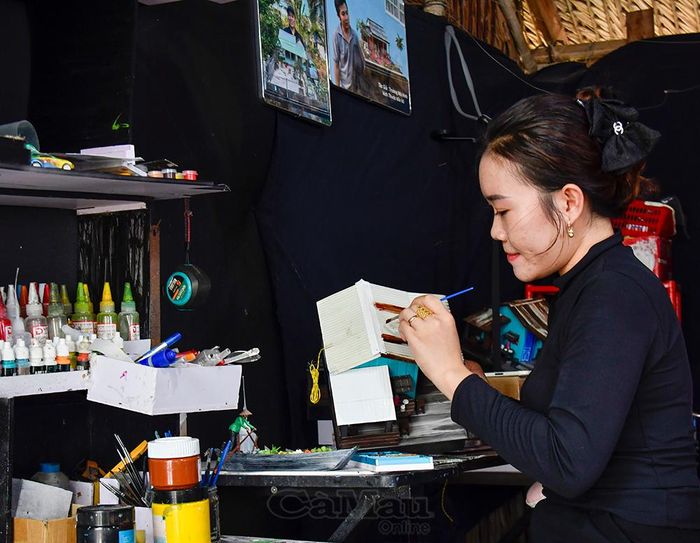 Từng vệt màu được chị Võ Thị Nha chăm chút khéo léo để thổi vào mô hình cái đượm buồn của thời gian và cái hồn nồng hậu của xứ sở.