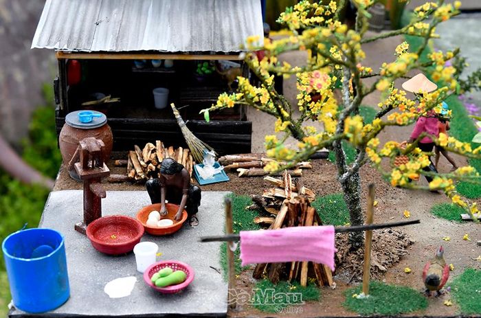 Góc sân quê đầy hoài niệm với cây mai vàng chớm nở, đống củi khô bên hông nhà và dáng mẹ tảo tần bên đôi quang gánh.