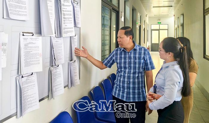 Đoàn kiểm tra của Sở Tư pháp do ông Trần Hoàng Lộc, Phó Giám đốc Sở kiểm tra công tác hộ tịch, niêm yết danh sách hành chính thuộc lĩnh vực hộ tịch tại Phường Lý Văn Lâm.