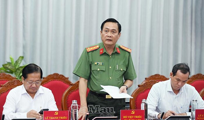 Đại tá Hồ Việt Triều, Giám đốc Công an tỉnh, nêu các giải pháp và quyết tâm của lực lượng công an trong thực hiện mục tiêu đến cuối năm có ít nhất 90% xã, phường đạt chuẩn “An toàn về an ninh, trật tự”, phấn đấu xóa trắng địa bàn có tệ nạn ma túy.