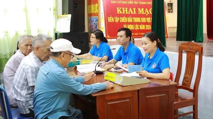 Việc chi trả trợ cấp xã hội cho người cao tuổi còn nhiều bất cập do phương thức chi trả thủ công. Ảnh minh họa