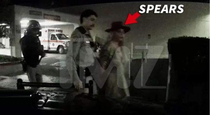 Britney Spears bị còng tay đưa lên xe sau khi thất bại trong bài kiểm tra mức độ tỉnh táo. Video: TMZ. 