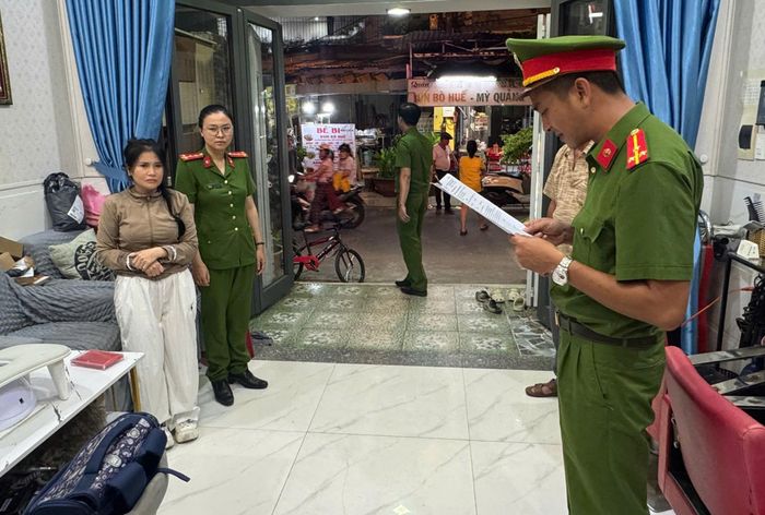 Cơ quan Cảnh sát điều tra Công an TP Đà Nẵng tống đạt các quyết định đối với Nguyễn Thị Kim Sau.
