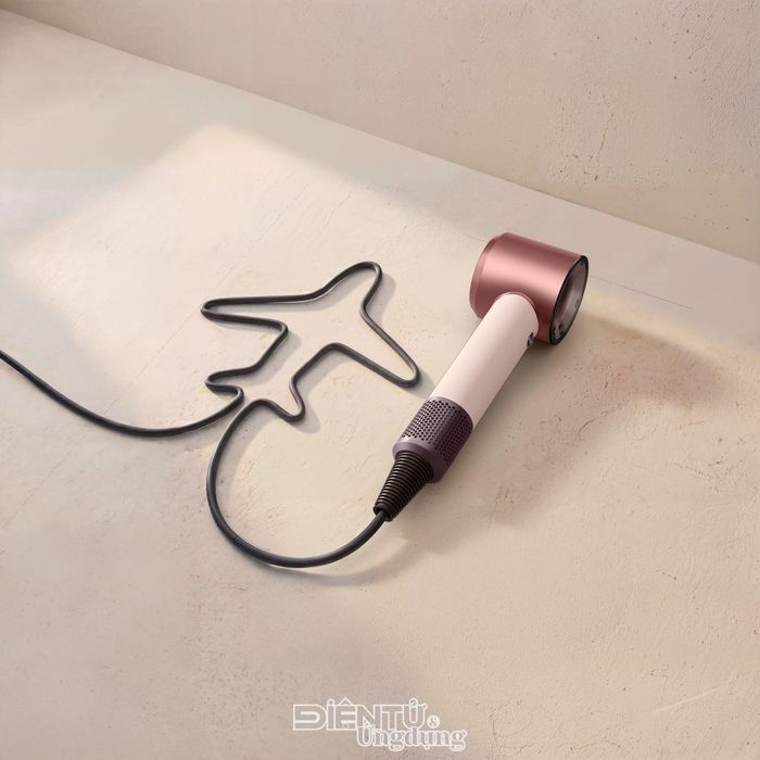 Máy sấy tóc Dyson Supersonic Travel có thiết kế nhỏ gọn hơn 32% và nhẹ hơn 25% so với dòng máy sấy Dyson Supersonic tiêu chuẩn