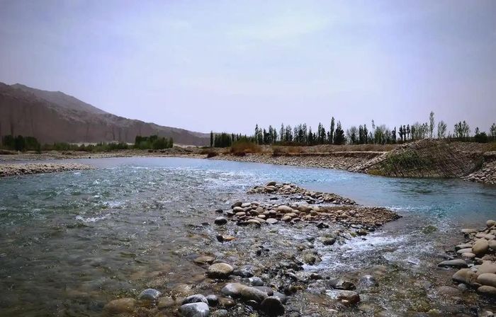 Lòng sông Hotan chứa nhiều loại đá quý tự nhiên. (Ảnh: Baidu)