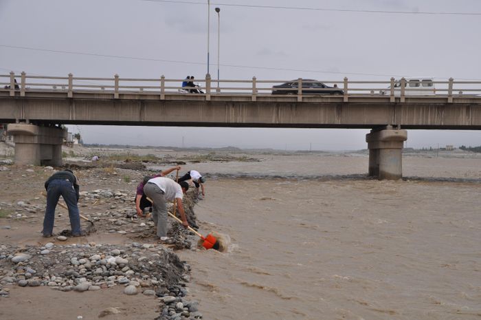 Nhóm người khai thác ngọc trên bờ sông Hotan, đoạn qua cầu cao tốc G315, Tân Cương, Trung Quốc. (Ảnh: Yoshi Canopus/Wikipedia)