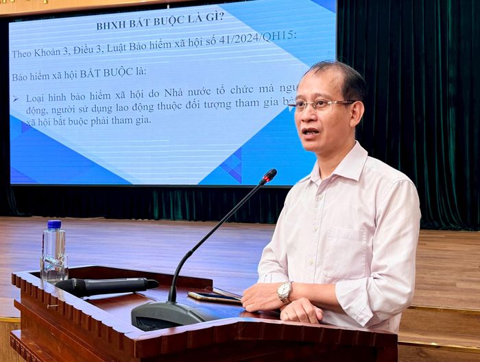 Đại diện BHXH cơ sở Đông Anh dẫn những điểm mới trong thực hiện chính sách BHXH, BHYT. Ảnh: Thanh Hà