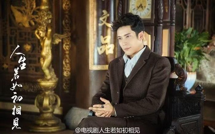 Lạc Văn Khiêm cũng có sở thích "đẩy đưa" mập mờ, gợi người xem nhớ đến "cậu ba" Dịch Liên Khải năm nào.