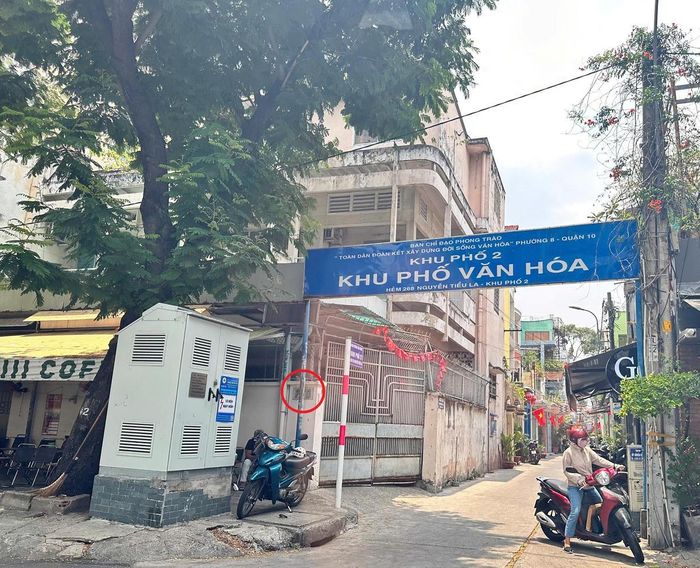 Cạnh hẻm 268 là trạm giao dịch số 270 Nguyễn Tiểu La, phường Diên Hồng, TP Hồ Chí Minh (khoanh đỏ). Theo kiến nghị của Kiểm toán Nhà nước, Công ty XSKT Bến Tre phải tiếp tục hoàn thiện hồ sơ pháp lý đối với cơ sở có diện tích đất hơn 191 m2, được mua từ năm 1995 với giá tương đương 340 lượng vàng 24K SJC. (Ảnh: Trung Ngãi).