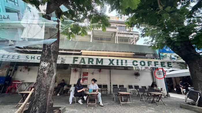 Một quán cà phê đang hoạt động kinh doanh trước số nhà 270 Nguyễn Tiểu La, phường Diên Hồng, TP Hồ Chí Minh. (Ảnh: Trung Ngãi).
