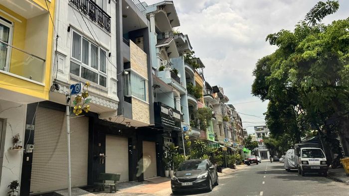 Đường 7B, phường An Lạc, TP Hồ Chí Minh – nơi Công ty XSKT Vĩnh Long mua 4 căn nhà liền kề số 27, 29, 31 và 33 từ năm 2020, với tổng giá trị khoảng 41,6 tỷ đồng. Theo Thanh tra tỉnh Vĩnh Long, doanh nghiệp đã hạch toán hơn 41,85 tỷ đồng vào khoản nợ phải thu và đưa tài sản ra khỏi sổ sách khi chưa hoàn tất bán đấu giá. Tài sản tại đây từng xảy ra mất trộm, tiềm ẩn nguy cơ lãng phí. (Ảnh: Trung Ngãi).
