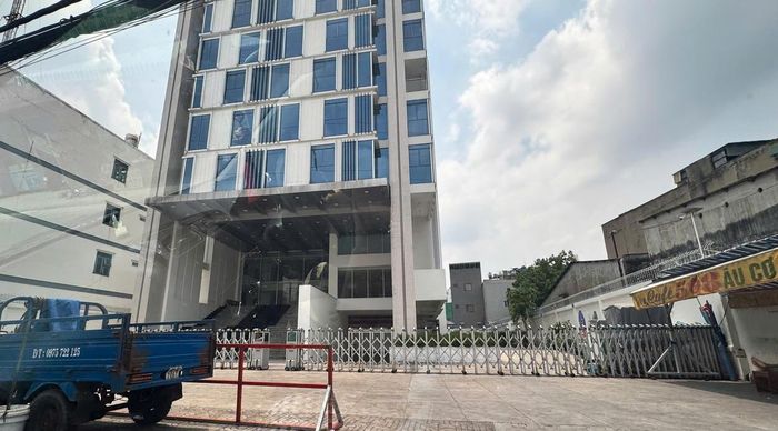 Đặc biệt là tòa nhà 10 tầng tại số 508 Âu Cơ, phường Bảy Hiền, TP Hồ Chí Minh tại thời điểm ghi hình trong trạng thái đóng cửa, bên trong không thấy người. Theo kết luận thanh tra tỉnh Vĩnh Long, tài sản được Công ty TNHH XSKT Bến Tre mua từ năm 2003 bằng 6.560 lượng vàng SJC, tương đương hơn 48,7 tỷ đồng thời điểm đó, sau đó đầu tư xây dựng với tổng kinh phí hơn 110 tỷ đồng nhưng hiện chưa khai thác hết công năng. (Ảnh: Trung Ngãi).