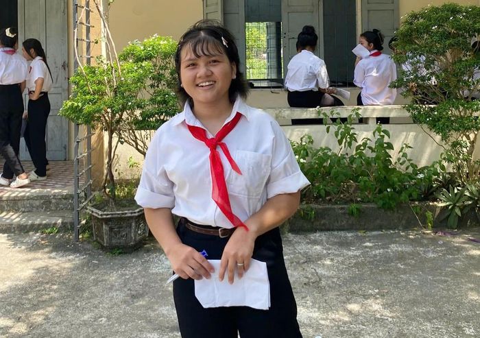 Em Nguyễn Thị Hồng Ngân chia sẻ về được thầy, cô giáo thuê xe đưa đến điểm thi an toàn. Ảnh: ND.