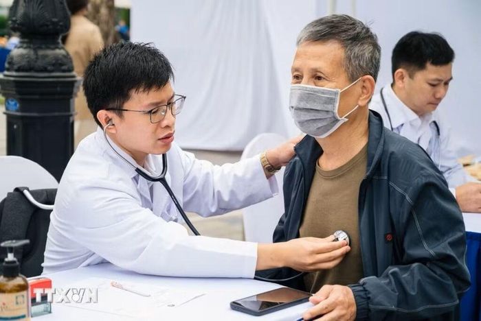 Khám bệnh cho người dân tại Chương trình Quốc gia Phòng, chống và Quản lý Đột quỵ tại Hà Nội