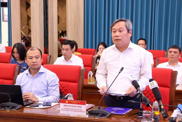 Đồng chí Vũ Đại Thắng, Ủy viên Trung ương Đảng, Phó Bí thư Thành ủy, Chủ tịch UBND thành phố Hà Nội trình bày tham luận với chủ đề: Mô hình, các tiêu chí xã, phường xã hội chủ nghĩa của Thành phố Hà Nội hiện nay. Ảnh: Văn Điệp – TTXVN