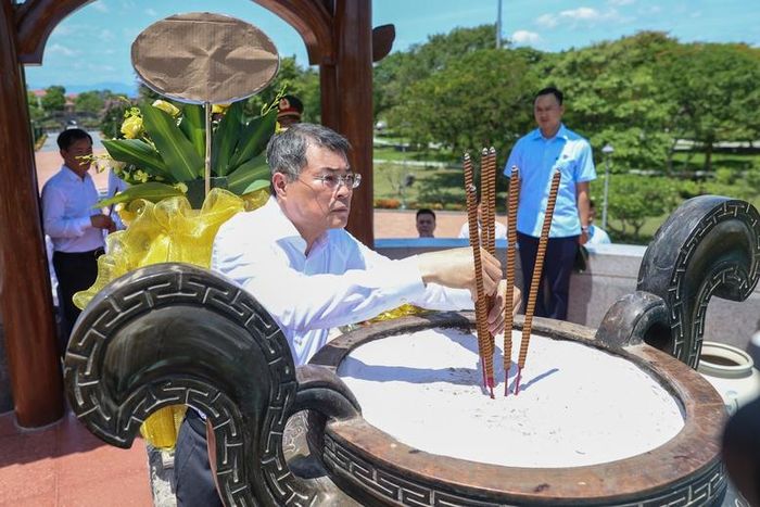 Thủ tướng Lê Minh Hưng dâng hương tại Di tích quốc gia đặc biệt Thành cổ Quảng Trị - Ảnh: VGP/Nhật Bắc