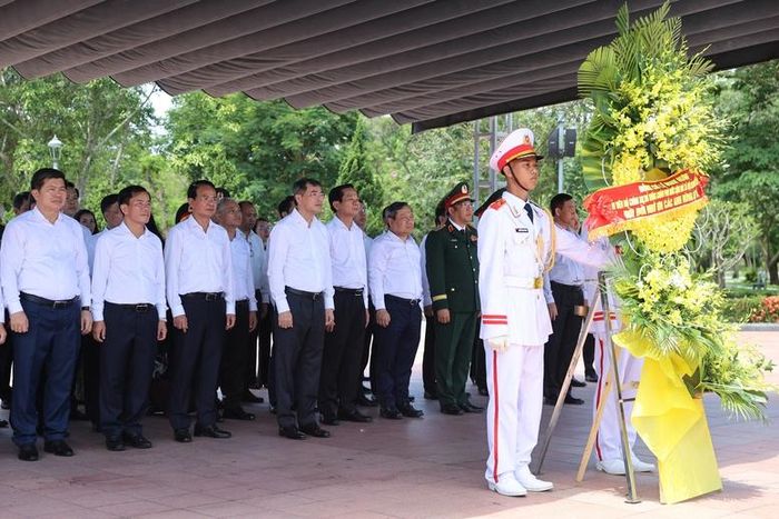 Thủ tướng Lê Minh Hưng dâng hoa tại Di tích quốc gia đặc biệt Thành cổ Quảng Trị - Ảnh: VGP/Nhật Bắc