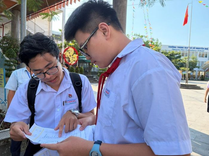 Các thí Đà Nẵng tại điểm thi THCS Nguyễn Huệ (phường Hải Châu) trao đổi sau khi kết thúc giờ làm bài thi môn Ngoại ngữ.