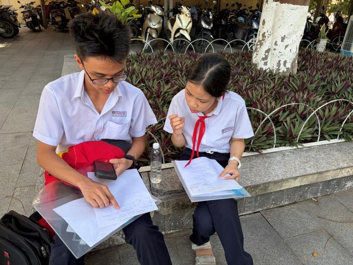 Các thí sinh Đà Nẵng tại điểm thi THCS Nguyễn Huệ trao đổi sau khi kết thúc giờ làm bài thi môn Ngoại ngữ.