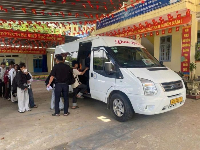 Trường PTDTBT Tiểu học và THCS Trà Vân thuê xe đưa đón học sinh đi thi.