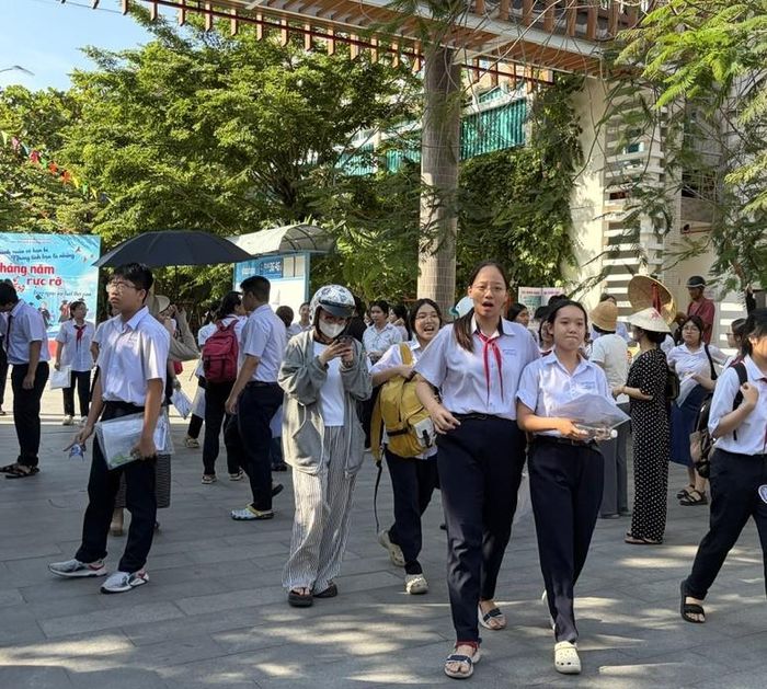 Sau khi hoàn thành môn thi Ngoại ngữ, thí sinh Đà Nẵng ra về với tâm trạng mỗi người một vẻ.