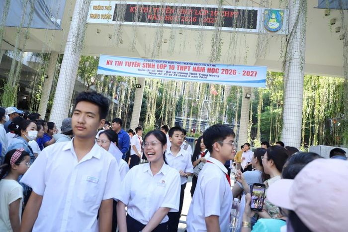 Tâm trạng các thí sinh Đà Nẵng ở trung tâm thành phố khá thoải mái sau khi kết thúc ngày thi đầu tiên.
