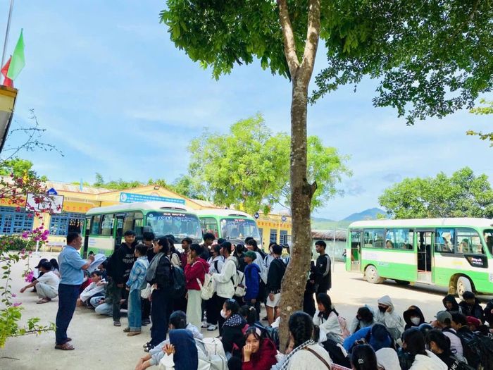 Trường PTDTBT THCS Nguyễn Bỉnh Khiêm (xã Trà Đốc) thuê xe đưa đón học sinh đi thi.