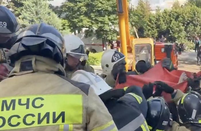  Đưa nạn nhân trong vụ tấn công đến bệnh viện. Ảnh: RUSSIA TODAY 