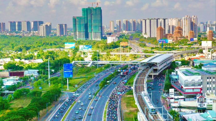 Tuyến Metro số 1 (Bến Thành - Suối Tiên) chạy dọc đường Võ Nguyên Giáp, phường An Khánh, góp phần tạo động lực phát triển TPHCM. Ảnh: HOÀNG HÙNG