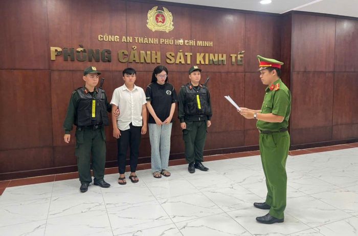 Cơ quan công an tống đạt quyết định khởi tố vụ án, khởi tố bị can
