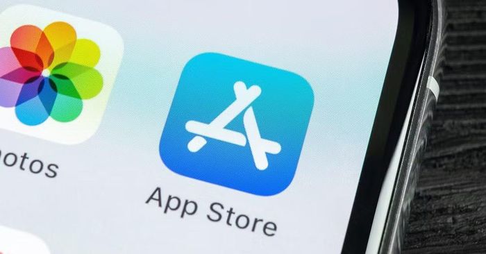 Không chỉ bảo vệ bên trong hệ sinh thái App Store, Apple còn mở rộng hoạt động sang các kho ứng dụng lậu bên ngoài để ngăn chặn hàng chục nghìn ứng dụng chứa mã độc, cờ bạc hoặc nội dung độc hại, đồng thời chặn hàng triệu lượt cài đặt trái phép từ các nguồn không được phê duyệt.