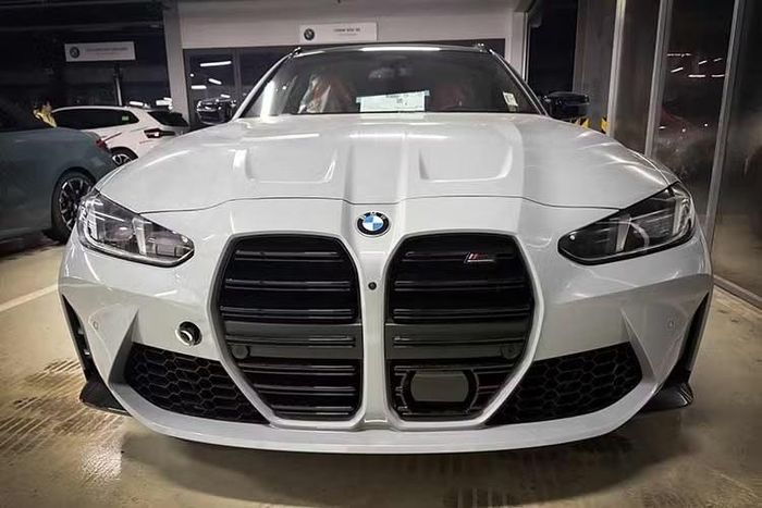Sự xuất hiện của M3 Touring được xem là khá đặc biệt trong bối cảnh thị trường Việt Nam gần như không có nhiều mẫu wagon hiệu năng cao chính hãng. Trước đây, khách hàng trong nước chủ yếu biết đến dòng M3 qua cấu hình sedan truyền thống. Khác với kiểu sedan quen thuộc, BMW M3 Touring sở hữu phần mui kéo dài đặc trưng của dòng wagon, giúp gia tăng đáng kể không gian hành lý phía sau.