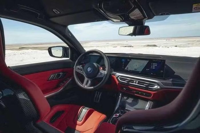 Không gian nội thất của chiếc BMW M3 Touring này sở hữu tông màu đen chủ đạo với chất liệu da cao cấp Merino, kết hợp cùng các tấm ốp trang trí màu xám đậm bề mặt nhám. Là dòng xe đầu bảng, khu vực khoang lái được tích hợp sẵn màn hình hiển thị thông tin trên kính lái HUD,...