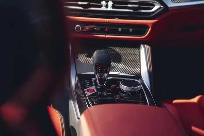 Điểm đáng chú ý nhất trên BMW M3 Touring nằm ở hệ truyền động. Xe được trang bị động cơ S58 6 xi-lanh thẳng hàng tăng áp kép TwinPower Turbo, cho công suất tối đa 530 mã lực và mô-men xoắn cực đại 650 Nm. Sức mạnh được truyền tới cả bốn bánh thông qua hệ dẫn động xDrive cùng hộp số tự động M Steptronic 8 cấp.