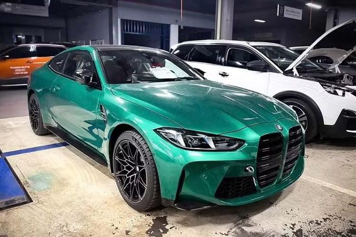 Ngoại thất của M3 Touring gây ấn tượng với hệ thống đèn chiếu sáng công nghệ LED thích ứng thông minh. Xe sở hữu bộ mâm hợp kim thể thao mã hiệu 826M phối hai tông màu tương phản, với kích thước lốp trước 19 inch và lốp sau 20 inch. Nhằm tối ưu hóa năng lực vận hành, nhà sản xuất trang bị tiêu chuẩn hệ thống phanh hiệu năng cao M, cơ cấu vi sai M Sport cùng hệ thống treo thích ứng M có khả năng thay đổi độ cứng theo chế độ lái.