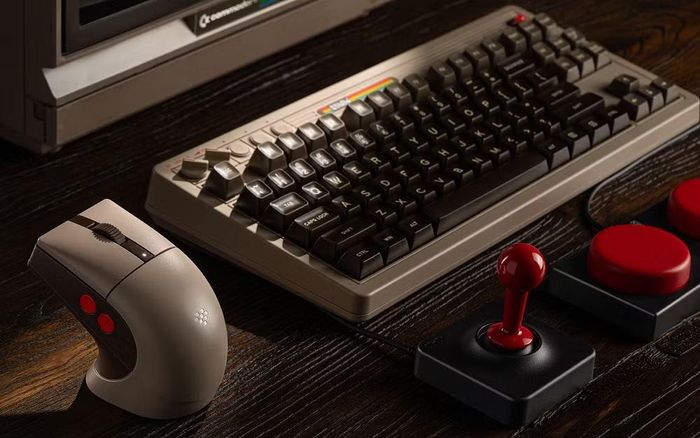 Không chỉ đẹp mắt, mẫu chuột của 8BitDo còn sở hữu thông số mạnh với kết nối không dây polling rate 4K, độ trễ thấp và khả năng tùy chỉnh nút bấm, phù hợp cả nhu cầu chơi game lẫn làm việc chuyên nghiệp.