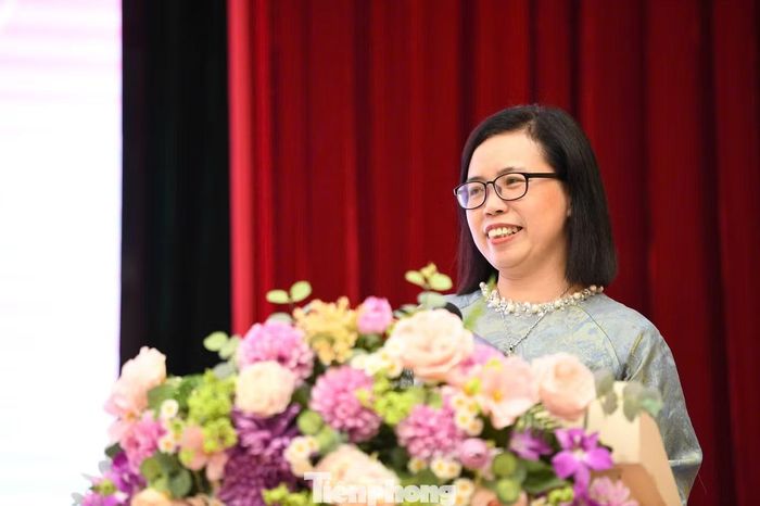 nhà báo Trần Thị Thu Hà - Phó Tổng biên tập Báo Tiền Phong, Phó trưởng ban tổ chức Hoa hậu Việt Nam 2026 - phát biểu khai mạc ngày hội tuyển sinh ở Vĩnh Long. Ảnh: Dương Triều.