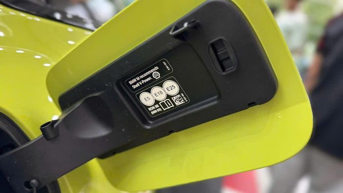 Nắp bình xăng của một chiếc BMW có ghi rõ các loại xăng sinh học có thể sử dụng.
